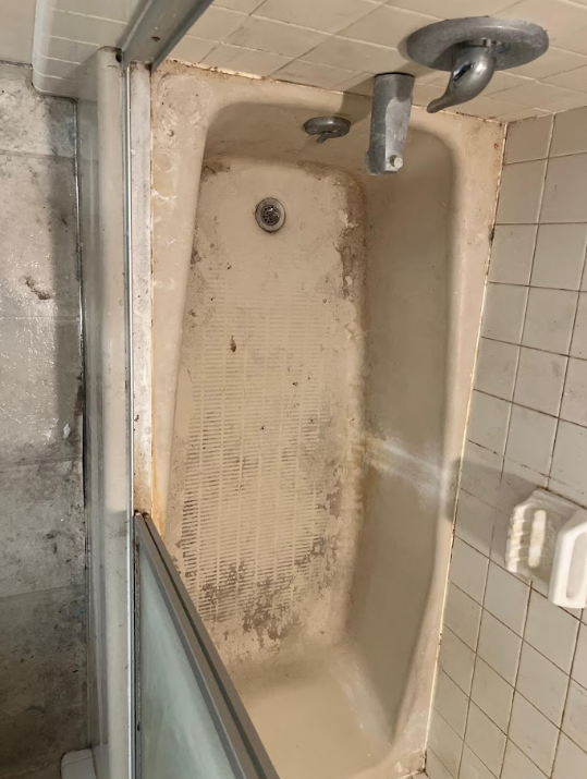 Dirty bathtub before the deep cleaning